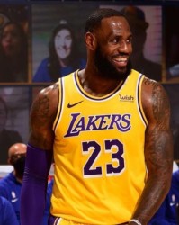  湖人逆转勇士夺季前赛首胜，詹姆斯准三双显威力  