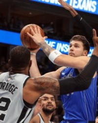  东契奇40+三双独行侠登顶  