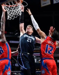  哈利伯顿精妙传球穿针，国王多点开花大胜活塞