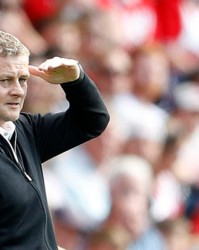  法兰克福主教练赛后批评裁判判罚引发争议  