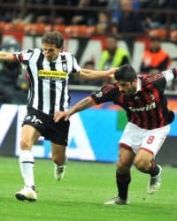  AC米兰主场溃败，球迷高呼教练下课  