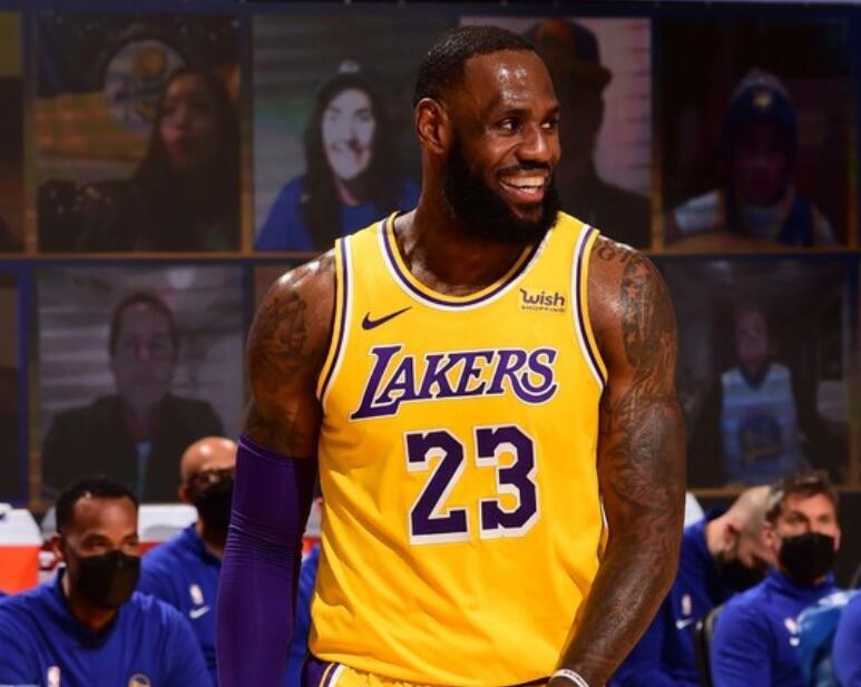  湖人逆转勇士夺季前赛首胜，詹姆斯准三双显威力  