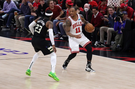  米德尔顿复出雄鹿轻取公牛展现冠军底蕴