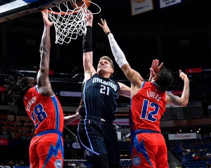  哈利伯顿精妙传球穿针，国王多点开花大胜活塞